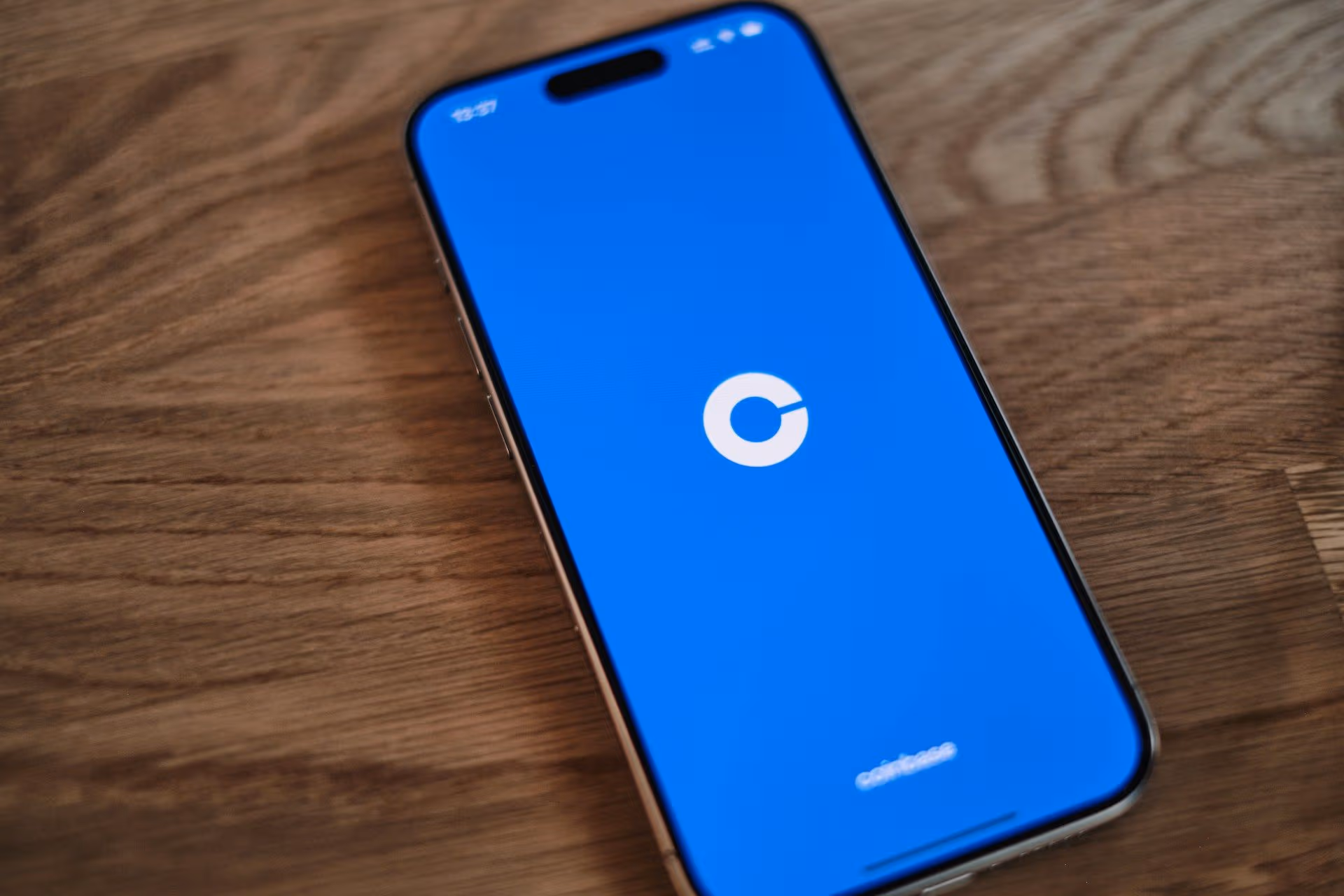 Coinbase app opening screen on mobile (appshunter.io/Unsplash)