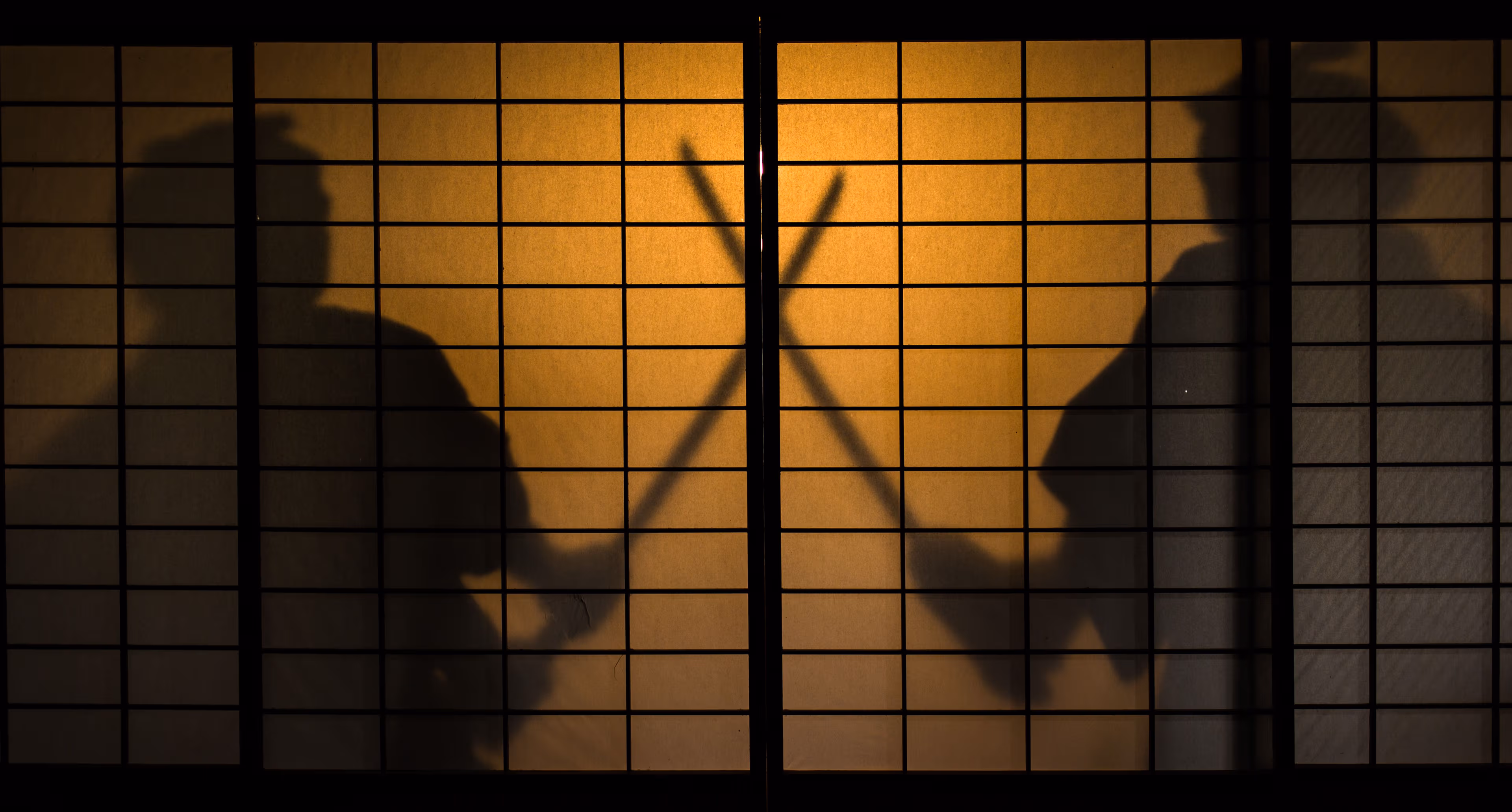 Silhouette of two fighting samurai (Getty Images/YS graphics)