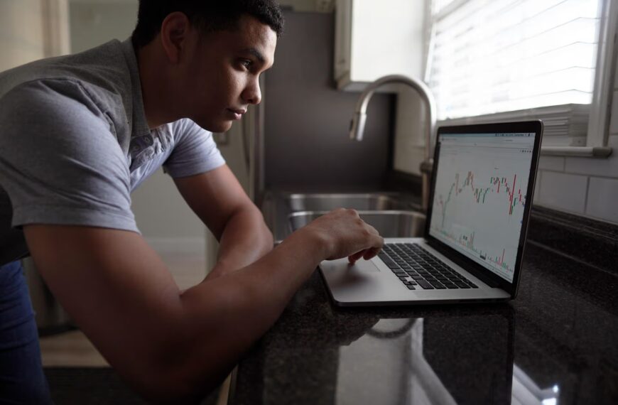 BTC, ETH, XRP News: BTC Price Nears $115K as Trump Tariffs Hurt Crypto Optimism