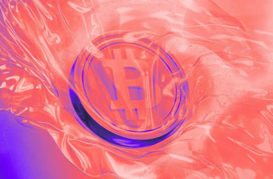 Bitcoin Dips as Fed Holds Rates, Pivot Hopes Fade