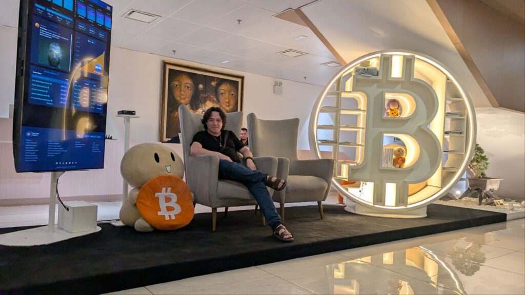 La Biblioteca BINAES Futurista de Bukele Combina Libros, Bitcoin y Juegos Familiares en la Capital Revitalizada 30 La Biblioteca BINAES Futurista de Bukele Combina Libros, Bitcoin y Juegos Familiares en la Capital Revitalizada 30