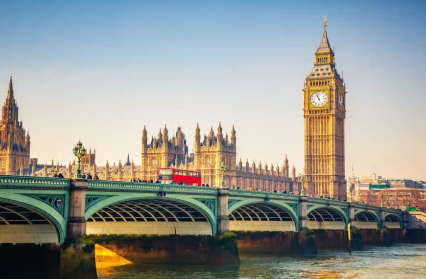 UK Lords Urge Stablecoin Rule Easing for Crypto Growth